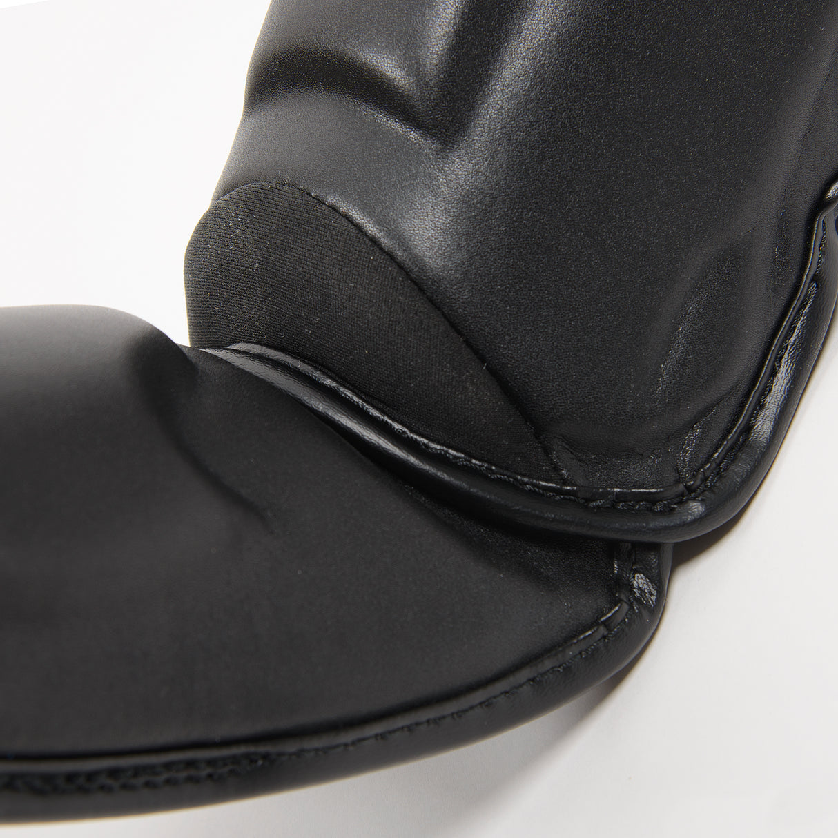 Flow Classic Thai Scheenbeschermers - Zwart