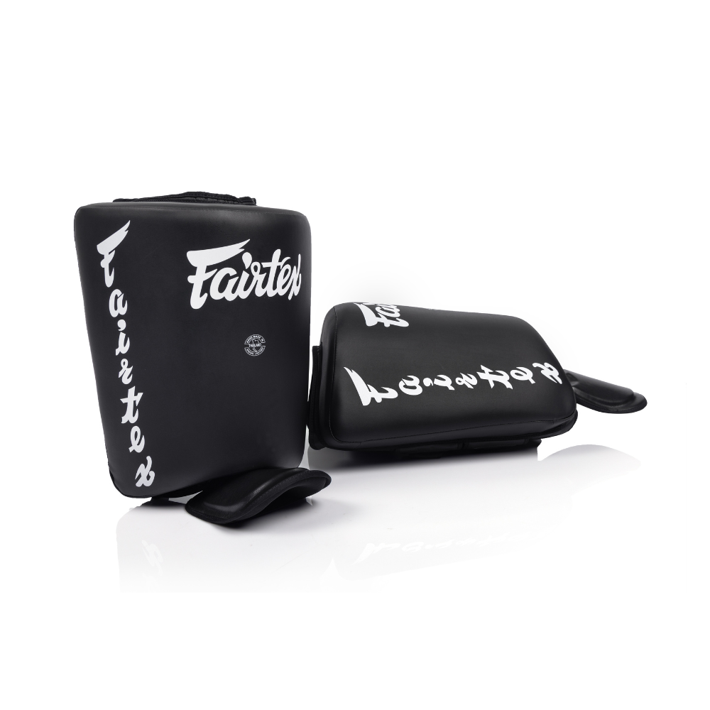 Fairtex SP10 Calfkick Pads - Zwart - Paar – schuin aanzicht van het paar